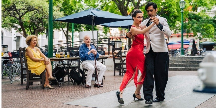 Ett ungt par dansar tango i San Telmo 