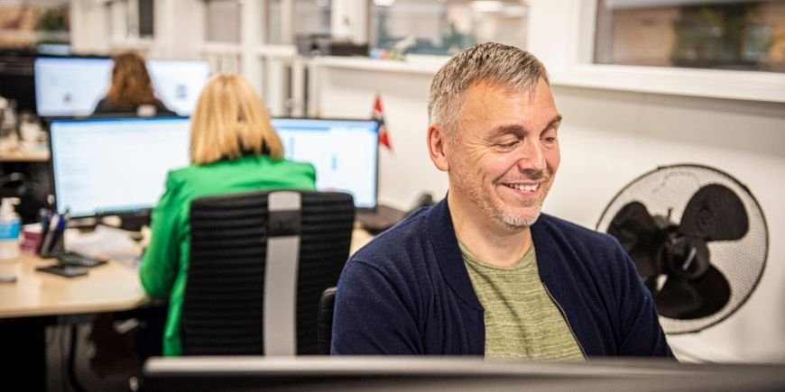 Resekonsult som arbetar vid sitt skrivbord