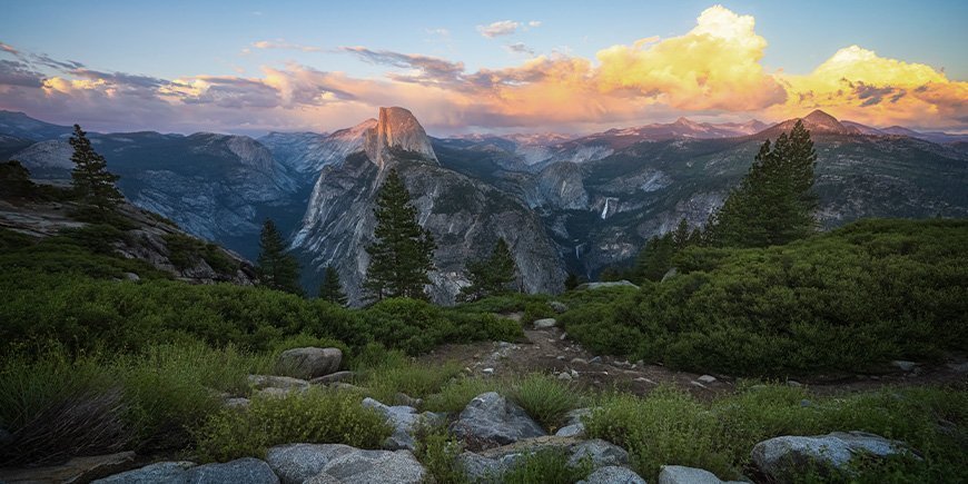 Vacker utsikt över Half Dome i Yosemite National Park, USA