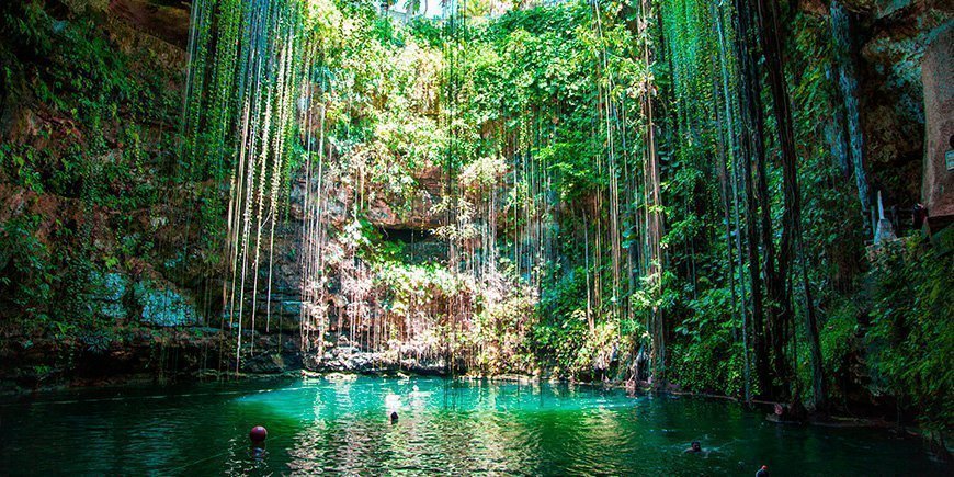 Ljuset skiner ner genom Ik Kil cenote