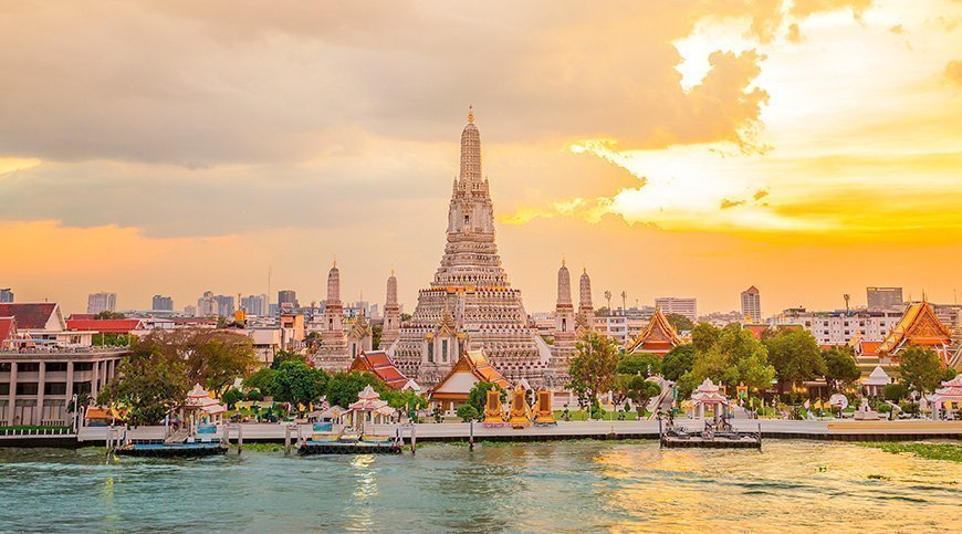 Solnedgång över Wat Arun i Bangkok