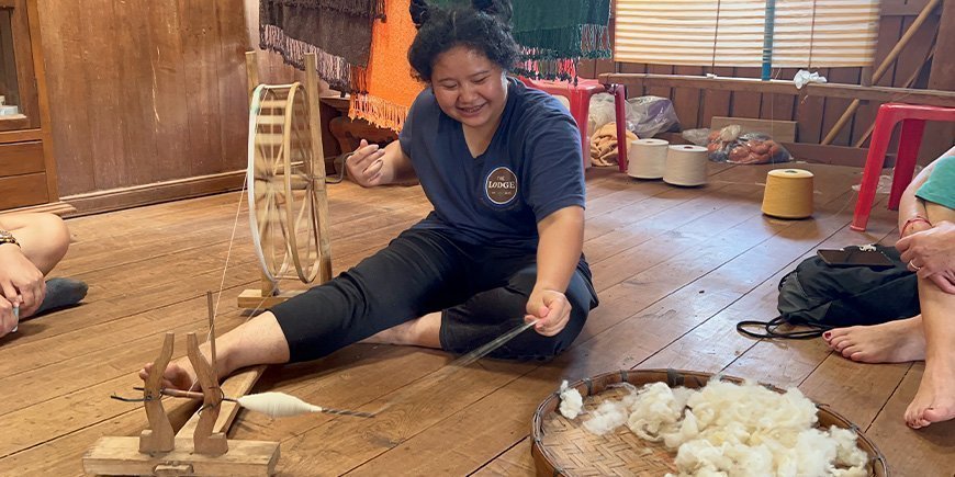 Kvinna från den lokala Karen-stammen gör sitt hantverk