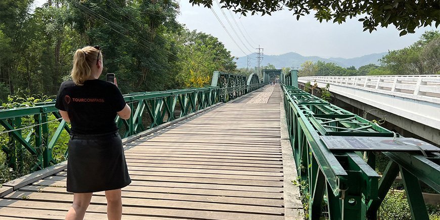 Michelle promenerar på Ta Pai Bridge nära Pai i norra Thailand