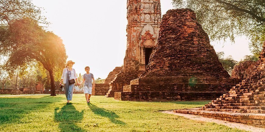 Mor och son promenerar i Ayutthaya, Thailand