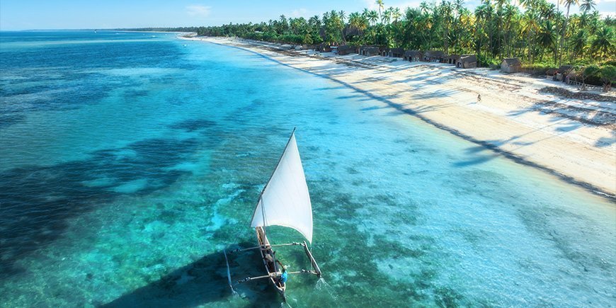 Traditionell båt utanför stranden i Zanzibar, Tanzania