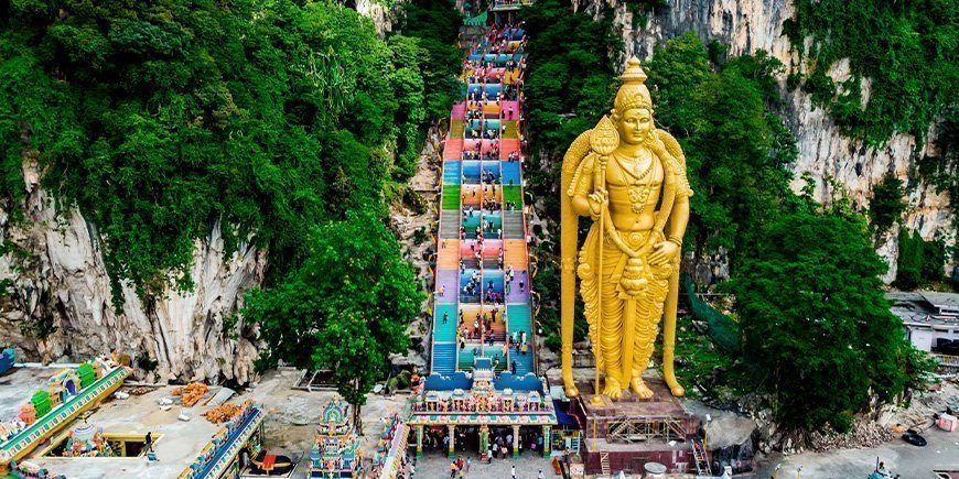 Staty och färgglada trappor vid Batu Caves i Malaysia
