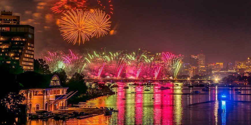 Färgglada fyrverkerier över Boston den 4 juli