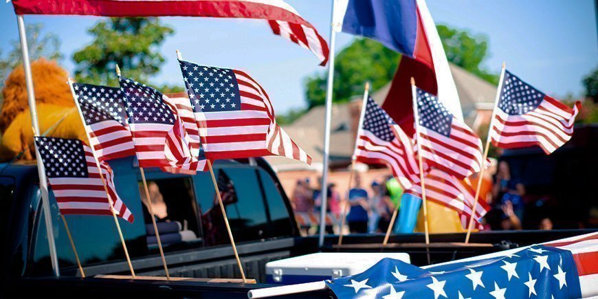 Massor av amerikanska flaggor på bilar under USA:s självständighetsdag