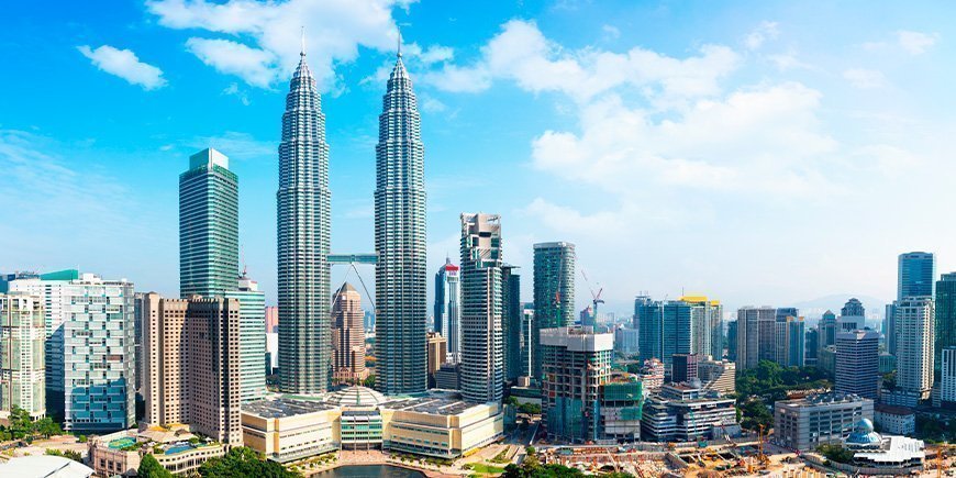 Utsikt över Petronas Towers i Kuala Lumpur en solig dag