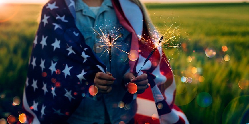 Kvinna med amerikanskt svärd virad runt sig