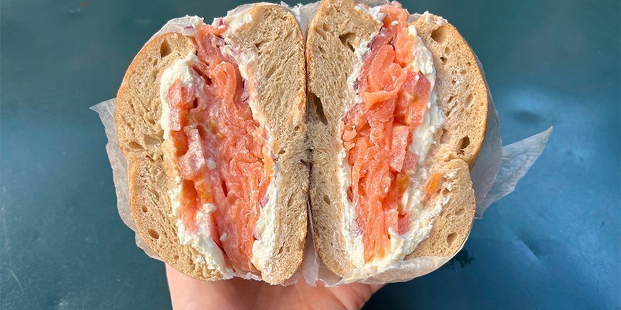 Bagel med färskost och lax i New York