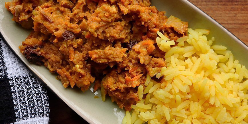 Sydafrikansk maträtt, Bobotie, serverad med gult ris