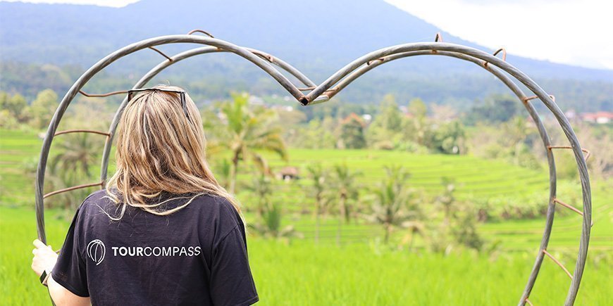 Kvinnlig medarbetare på TourCompass tittar på risterrasser på Bali i september