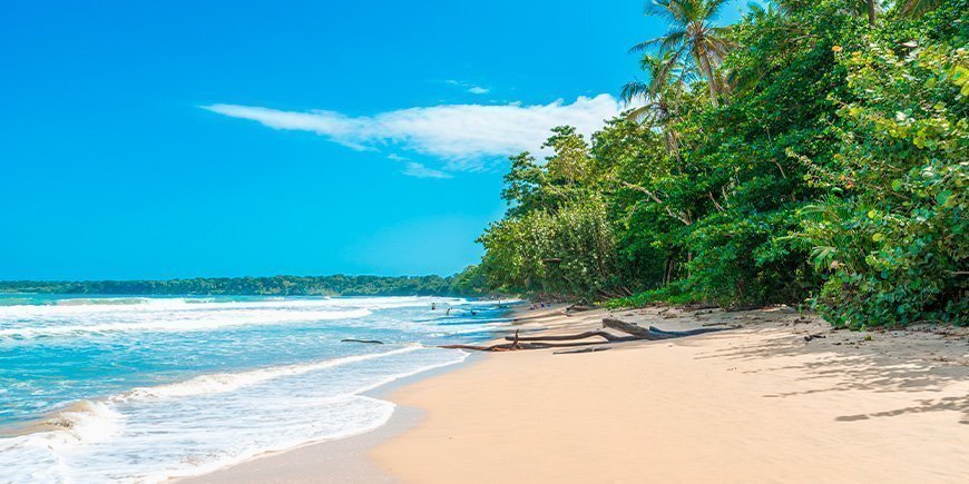 Vacker strand i Cahuita nationalpark