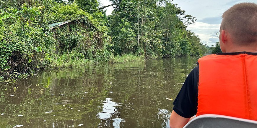 Mikkel tittar uppmärksamt in i regnskogen