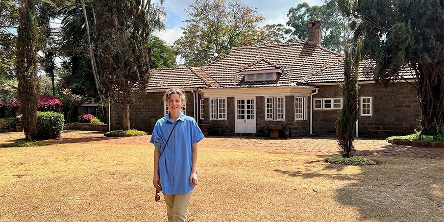 Ingun från TourCompass framför Karen Blixen-museet i Nairobi