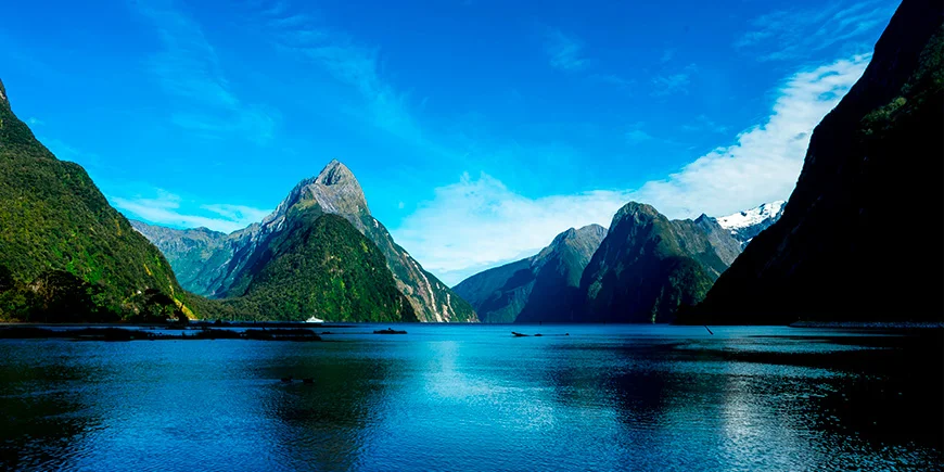 Klart väder med blå himmel vid Milford Sound, Nya Zeeland.