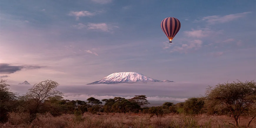 På safari i en varmluftsballong över Amboseli i Kenya med utsikt över Kilimanjaro