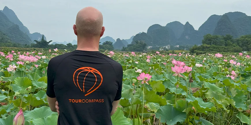 Claus blickar ut över fälten i Yangshuo, Kina