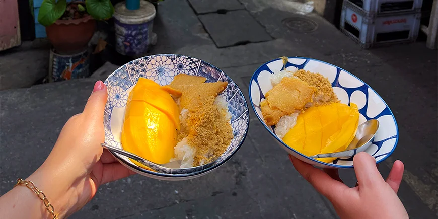 Två tallrikar med mangosticky rice