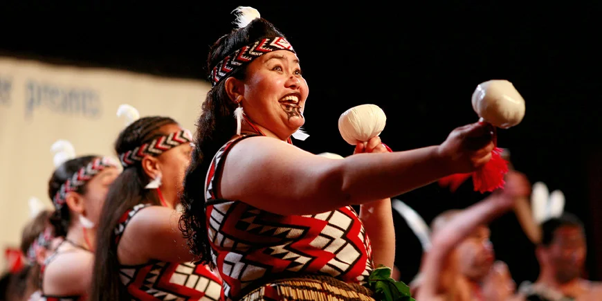 Grupp maori utför en traditionell dans