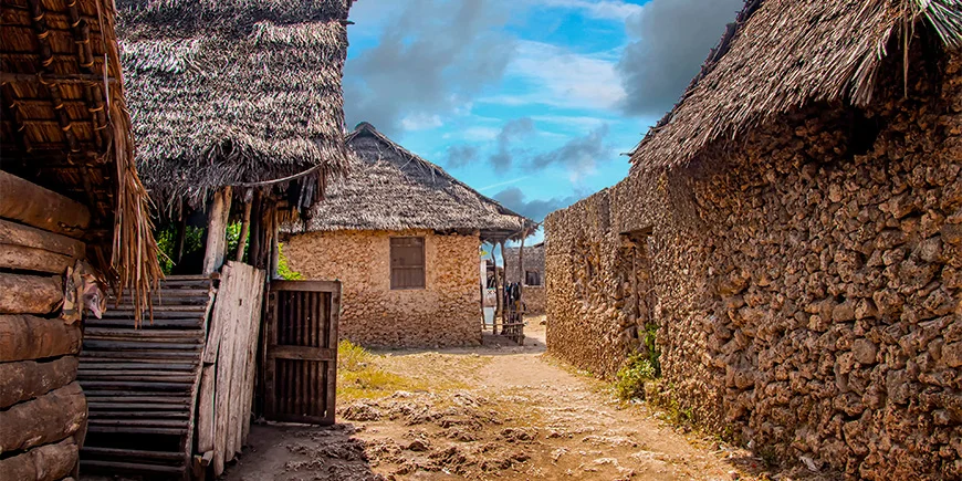 Vacker dag i en by på Wasini Island nära Mombasa i Kenya