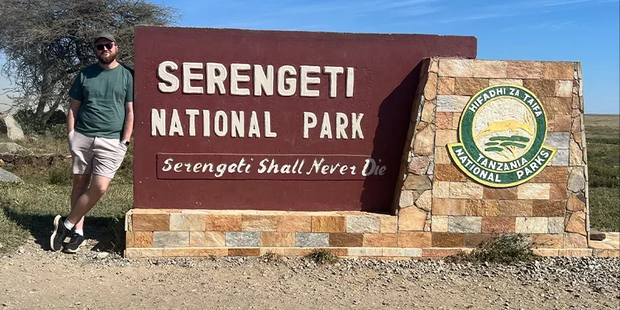 Liam vid ingången till Serengeti