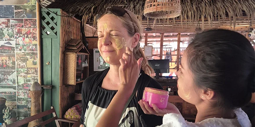 Britta blir målad i ansiktet av en lokalbo