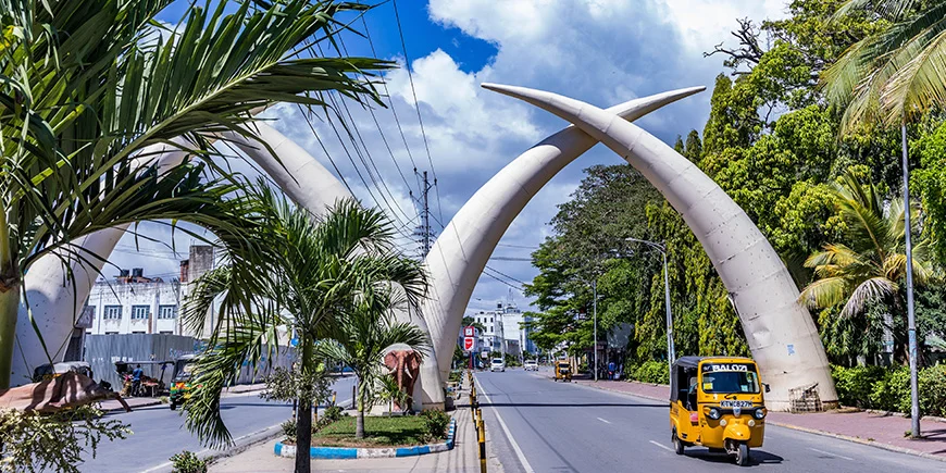 Mombasa Tusks-monumentet i staden Mombasa