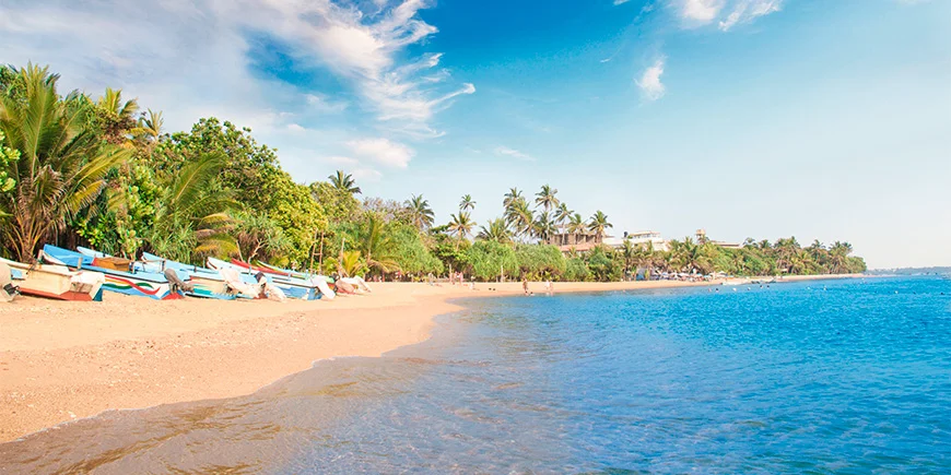 Vacker dag på Bentota Beach.