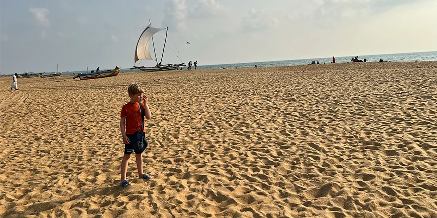 Pojke stående på Negombo Beach i Sri Lanka.