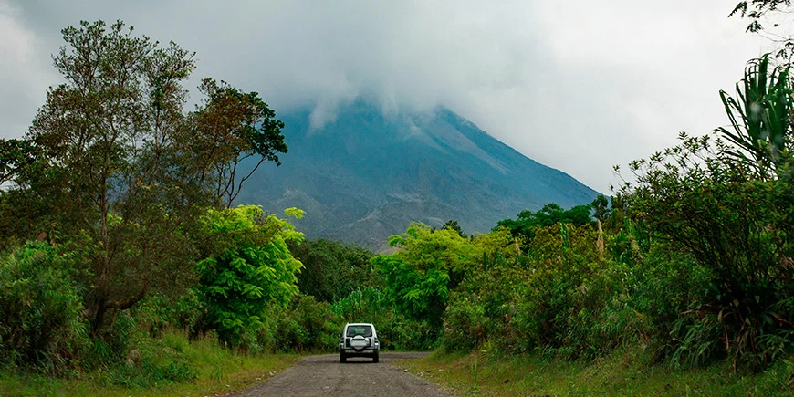 Bil som kör mot vulkanen Arenal i Costa Rica