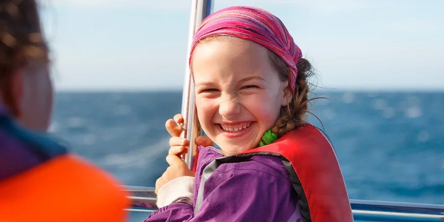 Flicka på valskådningssafari i Mirissa i Sri Lanka