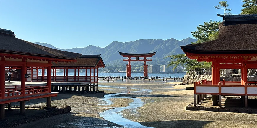 Lågvatten på ön Miyajima