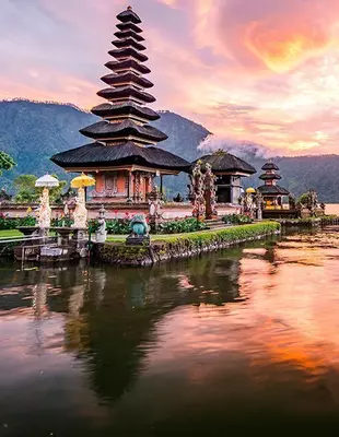 Soluppgång över templet Ulun Danu Beratan i Bali i Indonesien