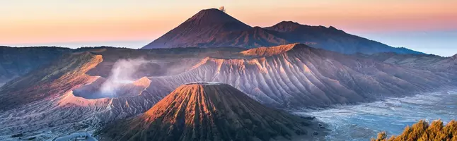 Dramatisk och färgglad soluppgång sedd från Borobudur i Java