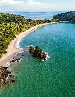 Landskap på stranden Playa Espadilla i Manuel Antonio nationalpark