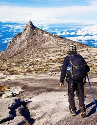 Man på vandring på Mount Kinabalu i Malaysia