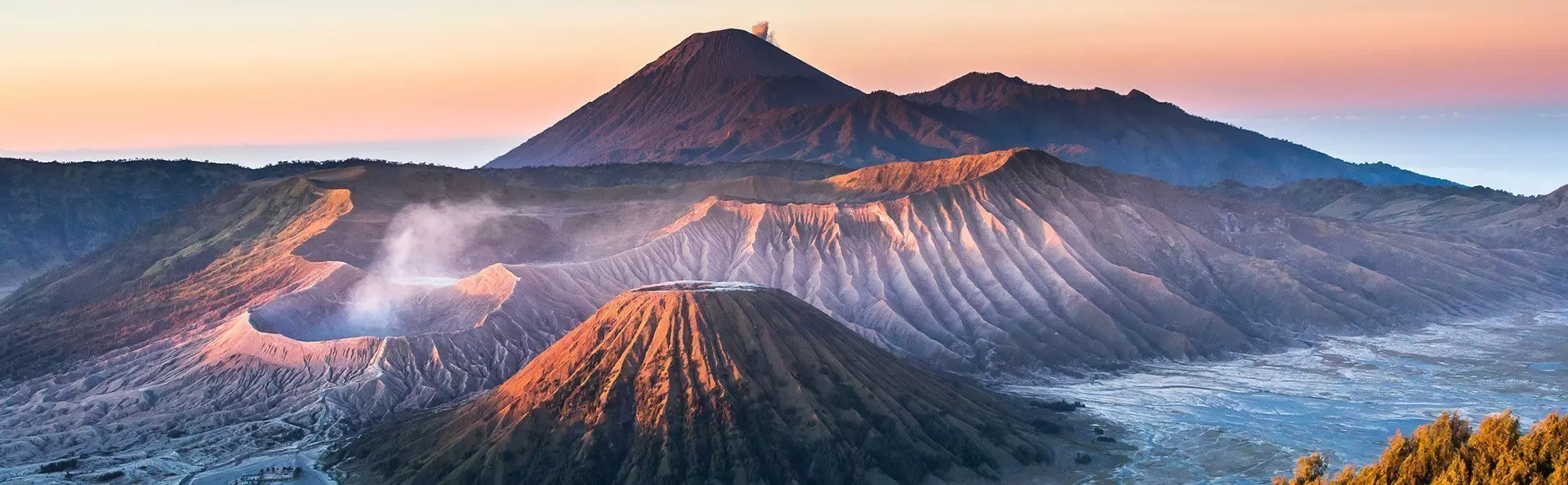 Dramatisk och färgglad soluppgång sedd från Borobudur i Java