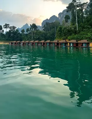 Bungalower vid Cheow Lan-sjön i Khao Sok nationalpark.