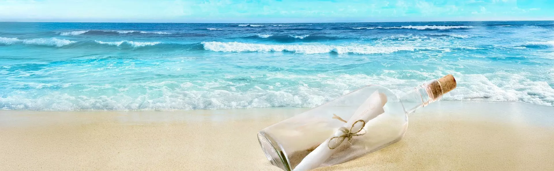 Flaskpost vid strandkanten