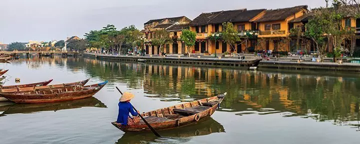 Vietnamesisk kvinna i den gamla stadsdelen i Hoi An i Vietnam.