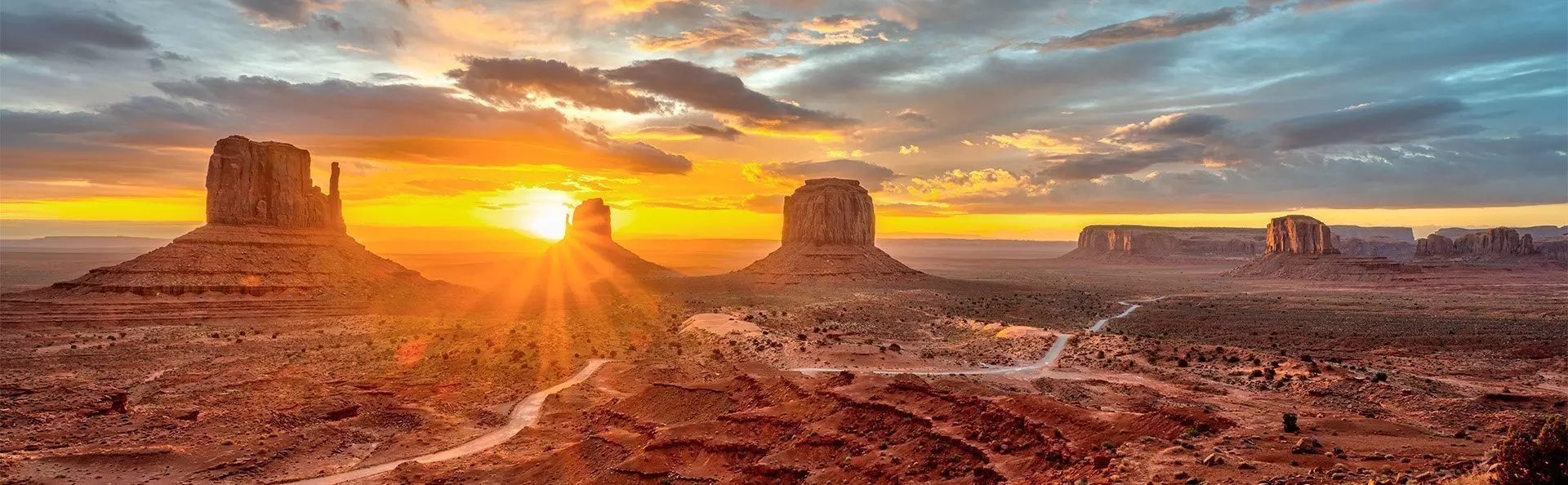 Soluppgång vid Monument Valley i Arizona, USA