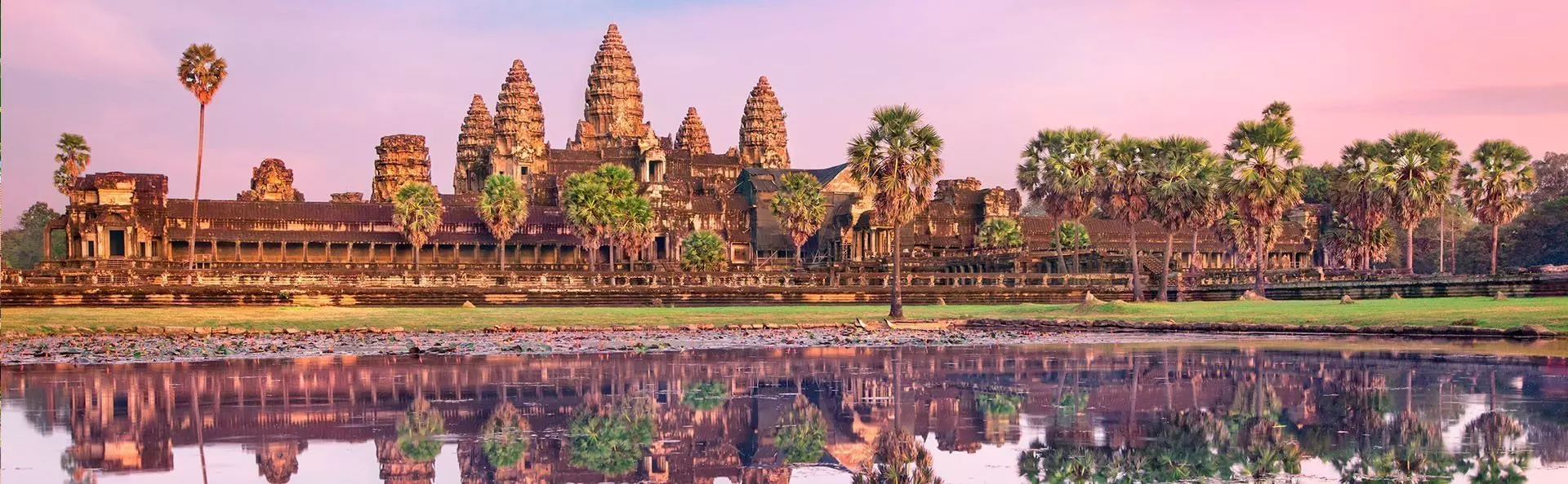 Vattenspegling av Angkor Wat i Kambodja