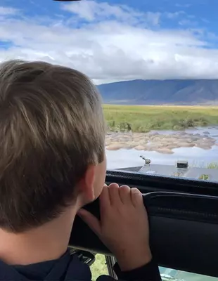 Pojke på safari i Tanzania