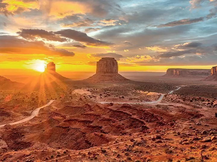 Soluppgång vid Monument Valley i Arizona, USA