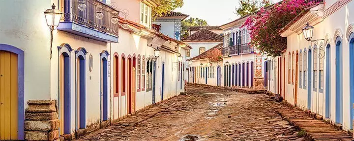 Utsikt över det historiska centrumet med kyrka i Paraty i Rio de Janeiro i Brasilien
