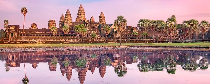 Vattenspegling av Angkor Wat i Kambodja