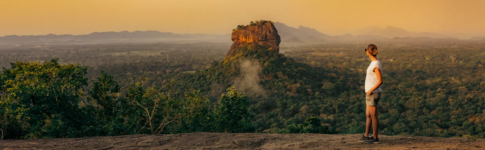 Pige med udsigt til Sigiriya-klippen i Sri Lanka