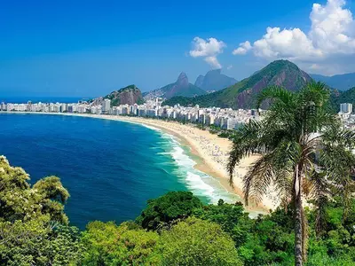 Stranden i Copacabana och berget Sockertoppen sett från luften i Rio de Janeiro i Brasilien
